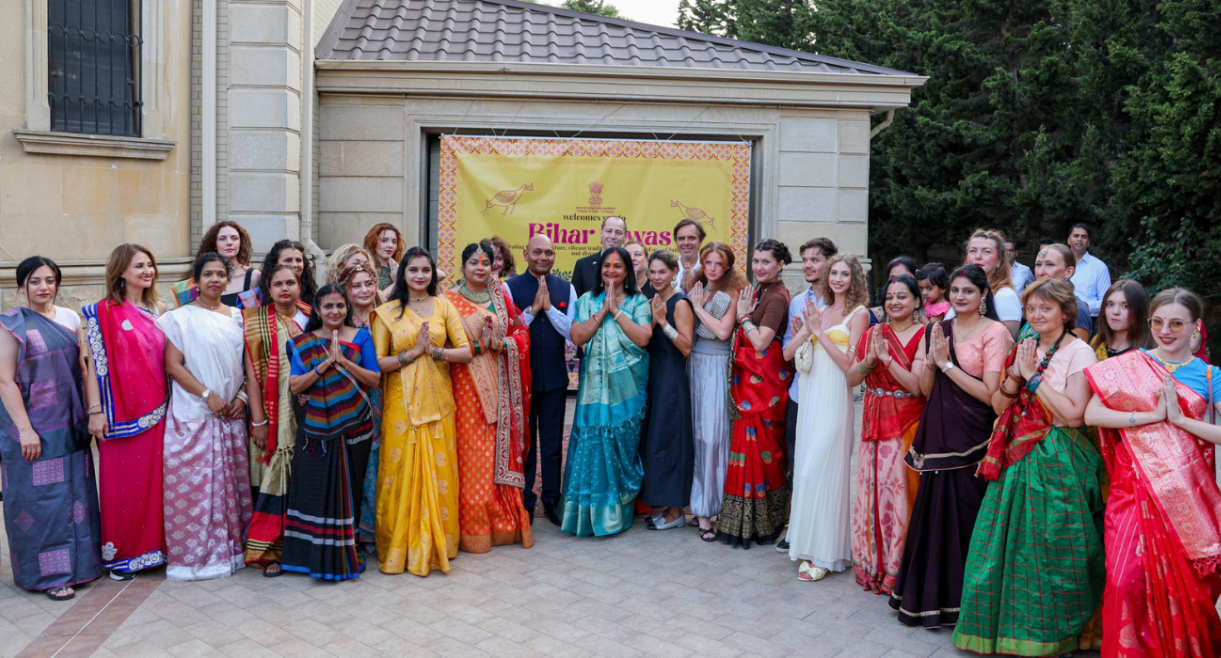 Ambassador with participants of Fashion Show during Bihar Diwas